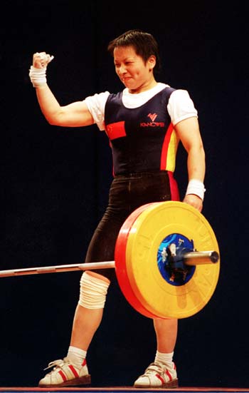 资料图片:杨霞夺2000年奥运女子举重53公斤级