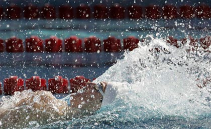 图文-佩尔索尔破200米仰泳世界纪录 浪里白条