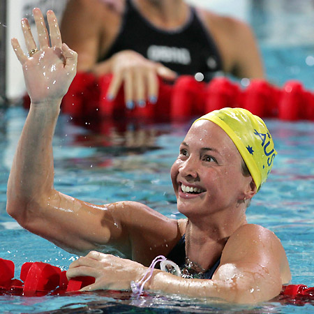 图文-亨利破女子百米自由泳世界纪录 展现开心