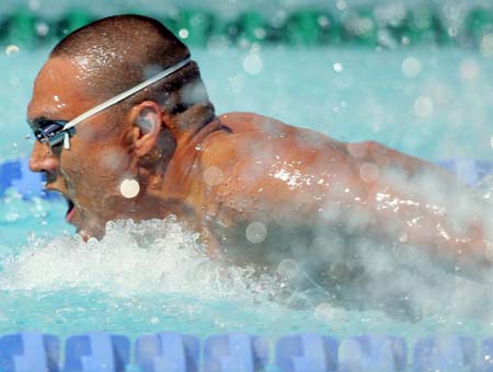 图文-奥运会男子100米蝶泳预赛 抬头做个深呼