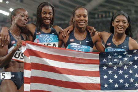 图文-美国队夺得女子4×400米冠军 美国姑娘欢