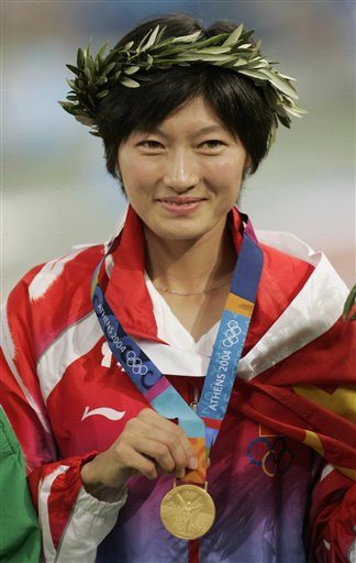 图文-邢慧娜夺得奥运会10000米冠军 微笑领取