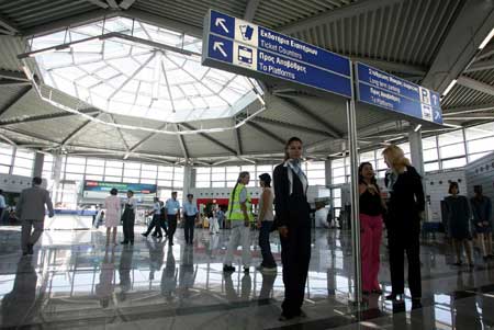图文-雅典地铁机场站正式通车 工作人员严守岗