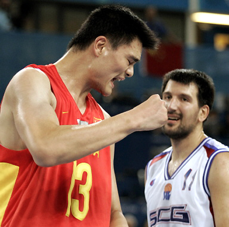 图文-男篮小组赛中国对阵塞黑 小巨人打出了气