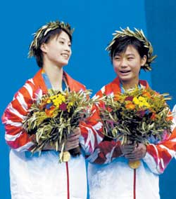 中国军团 游泳 中国跳水征战雅典奥运 正文 李婷(左),劳丽诗在领奖台