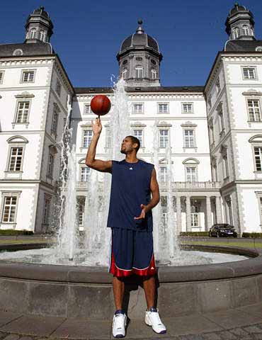 图文-NBA著名球星邓肯德国一游 宫殿前的篮球