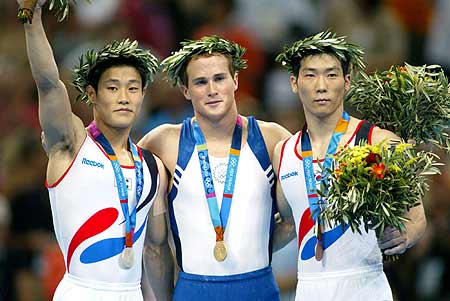 图文-体操男子个人全能决赛 冠亚季军齐聚领奖