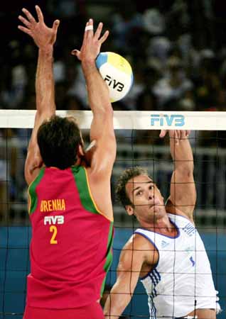 图文-奥运男子排球预选赛 葡萄牙球员网前阻截