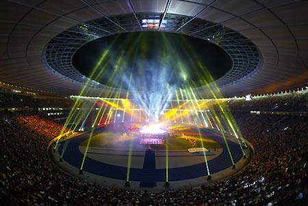 图文-世界杯决赛场地正式启用 新球馆流光溢彩