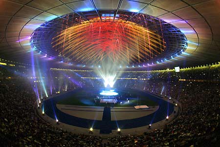 图文-世界杯决赛球场正式启用 新球馆灯火窜动