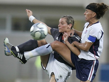 -奥运女足半决赛美国对阵德国 同时出脚踢球_