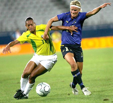 图文-女足半决赛巴西对阵瑞典 瑞典姑娘人高马