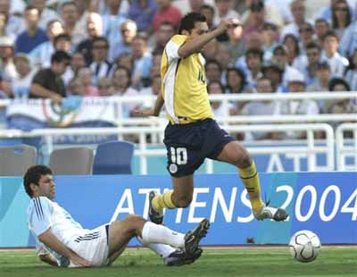 图文-男足决赛阿根廷VS巴拉圭 防守队员倒地铲
