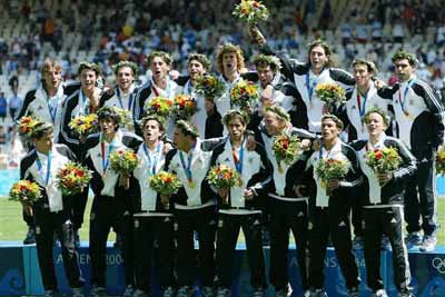图文-阿根廷夺得奥运男足冠军 队员举起胜利 花