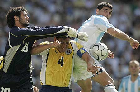 图文-男足阿根廷胜巴拉圭夺冠 阿亚拉独霸皮球
