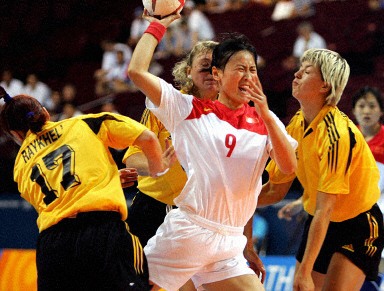 图文-女子手球中国VS乌克兰 王旻突破重重防守