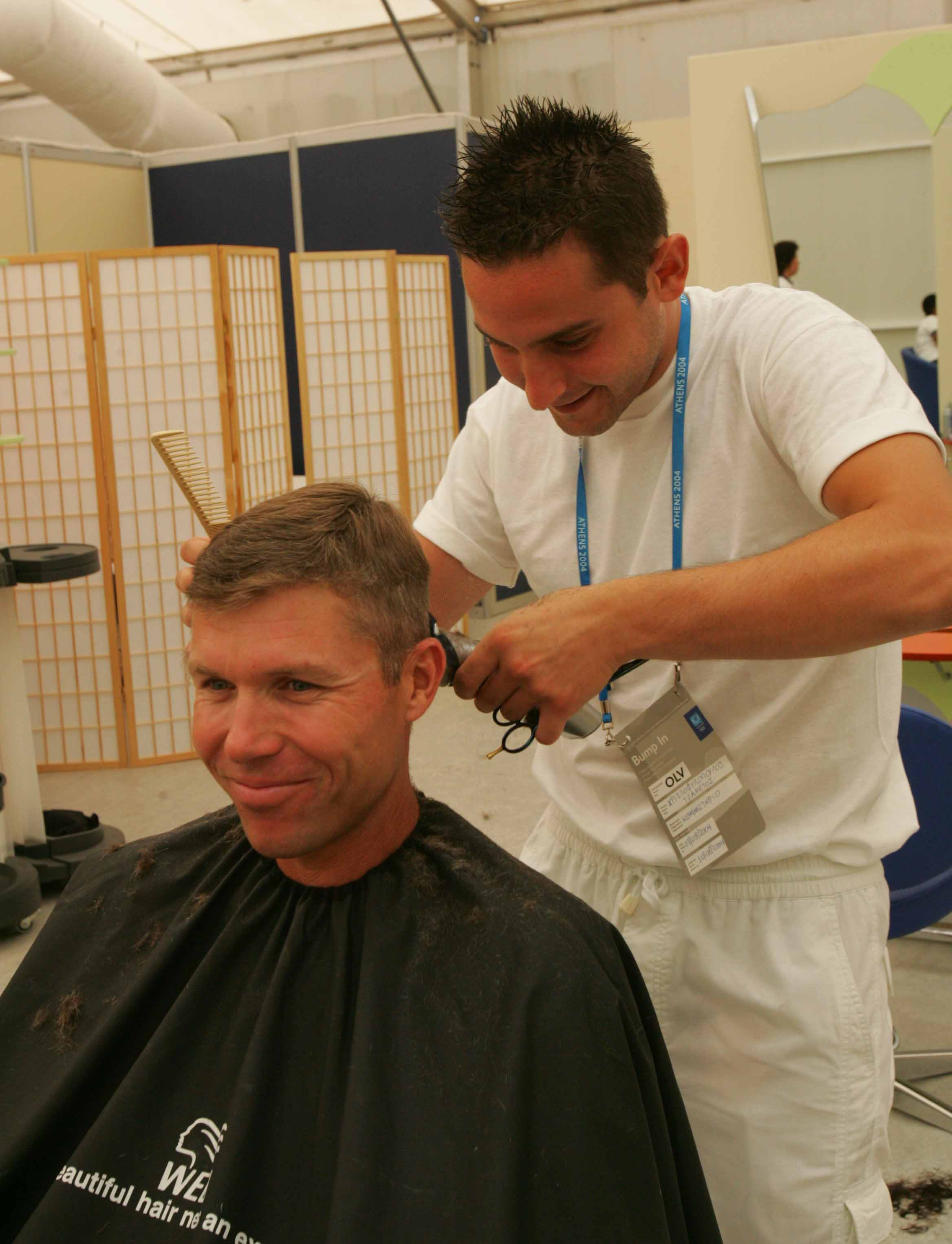 美发师在美发沙龙里剪着长着胡子的帅哥的头发. 为理发店的人做发型的造型师. 服务 库存照片 - 图片 包括有 人员, 美发师: 233001276