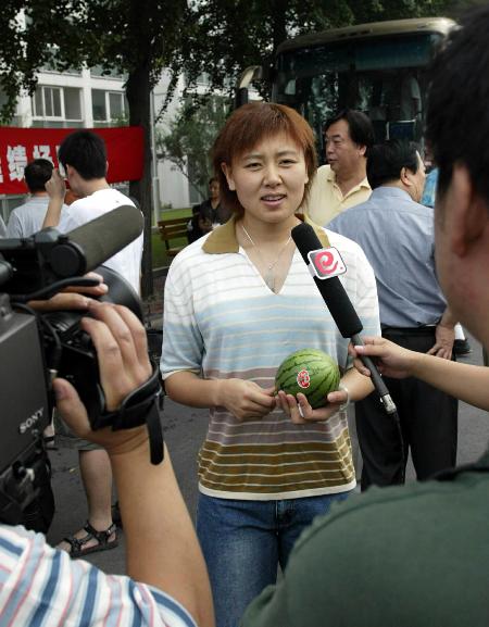 图文-中国女篮出征奥运 潘巍在临行前接受采访