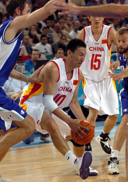 图文-中国男篮52-89负于意大利 李楠突破受阻