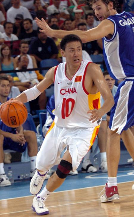 图文-中国男篮52-89负于意大利 李楠运球突破