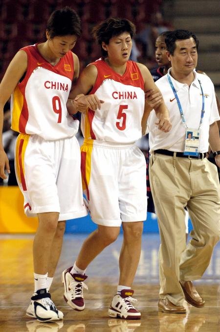 图文-小组赛中国女篮负于美国队 卞兰受伤下场