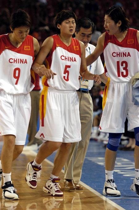 图文-小组赛中国女篮负于美国队 宋晓云受伤下