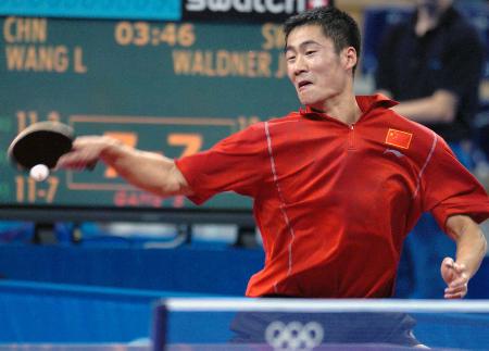 图文-王励勤夺得奥运会乒乓球男单季军 挥拍接