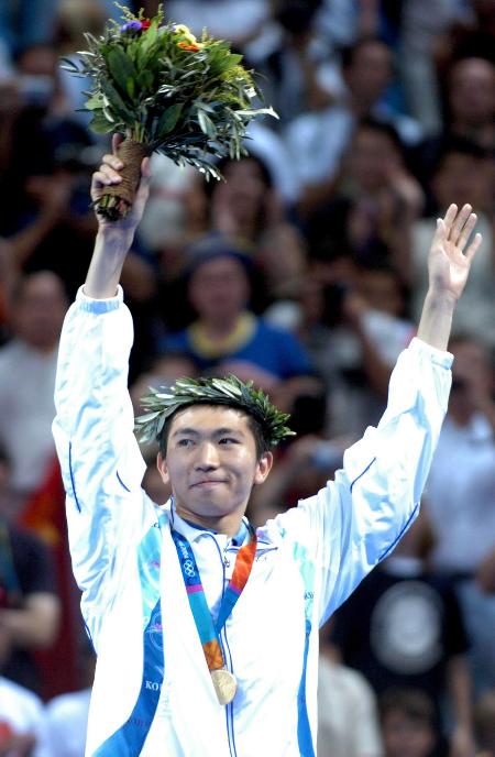 图文-柳承敏摘走男单金牌 领奖台上向观众致意