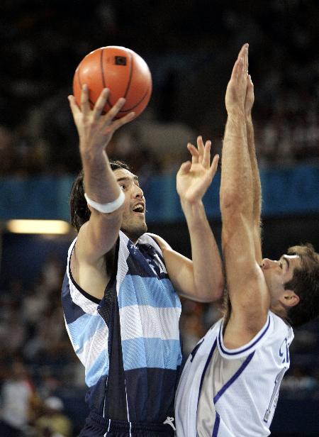 图文-阿根廷男篮惜败意大利 阿根廷队员在上篮
