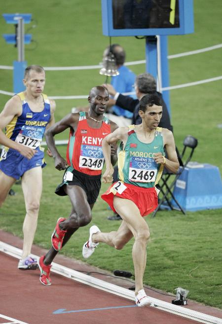 图文-摩洛哥选手获得男子1500米冠军 赛中狂奔