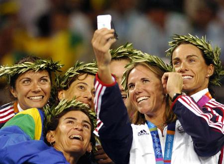 图文-美国队夺得女子沙滩排球冠军 手机拍照胜
