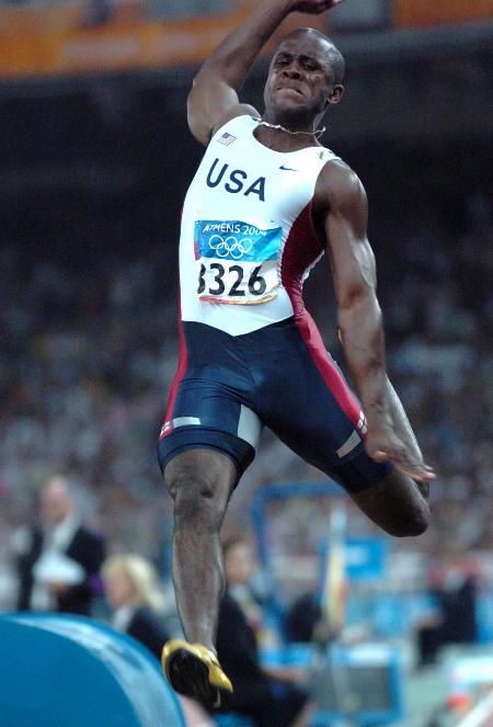 图文-美国包揽男子跳远冠亚军 菲利普斯在比赛