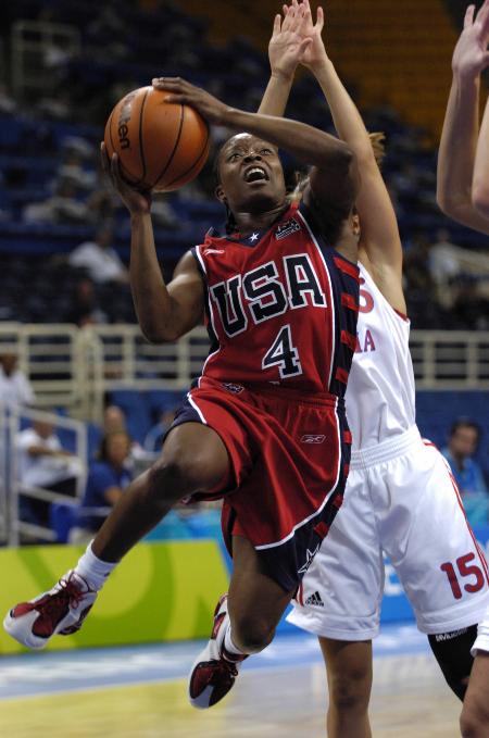 图文-美国女篮进入决赛 美国队4号约翰逊上篮