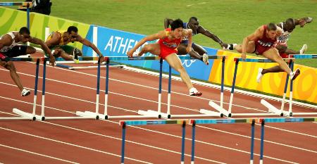 中国名将刘翔在雅典奥运会男子110米栏