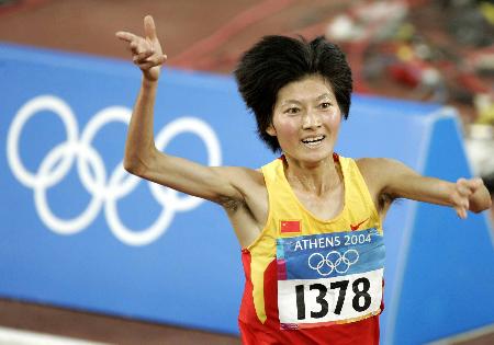 图文-奥运会女子10000米决赛 邢慧娜冲过终点