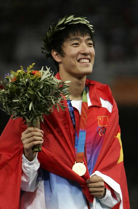 图文-奥运会男子110米栏 刘翔在领奖台上_200