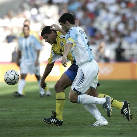 图文-阿根廷夺得奥运会男足冠军 阿亚拉拼抢争