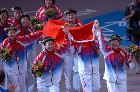 图文-奥运会女子排球决赛 高举五星红旗_2004