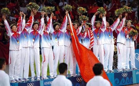 图文-奥运会中国女排重回世界之巅 向观众致意