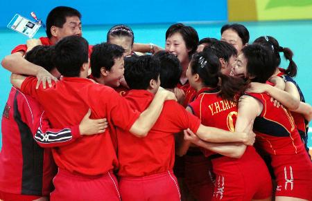 图文-奥运会中国女排重回世界之巅 团结就是力