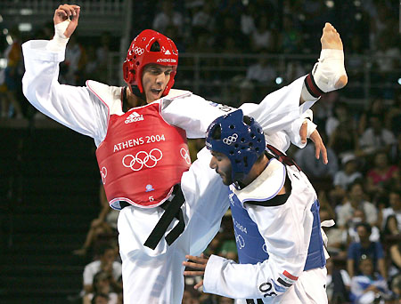 图文-奥运跆拳道男子80公斤级 架住对方上段踢