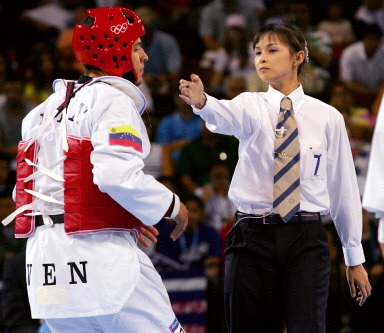 图文-跆拳道80公斤以下级 女裁判对选手行为调