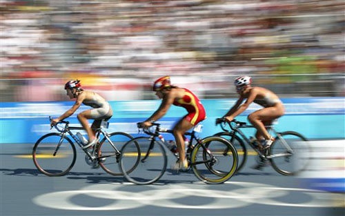 图文-女子铁人三项阿伦夺冠 骑自行车快速前行