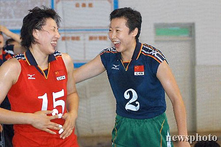 图文-中国队备战女排大奖赛 冯坤和王丽娜开玩