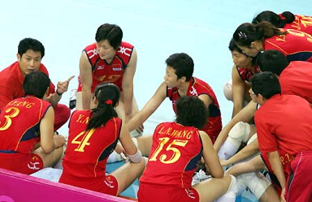 图文-中国女排打入决赛 陈忠和给队员布置战术