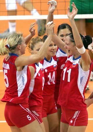 图文-女排半决赛俄罗斯击败巴西 队员们庆祝胜