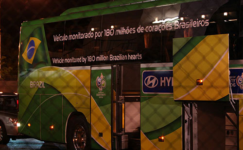 图文-巴西队乘专机抵达德国大巴车身的口号振奋
