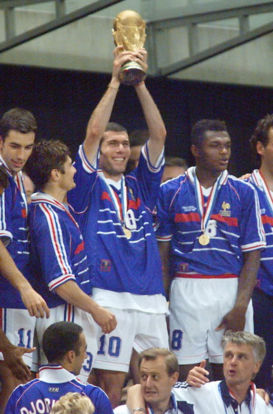     1998年法国世界杯齐达内率法国队首次夺得大力神