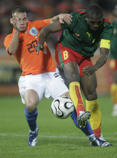 图文-[热身赛]荷兰1-0喀麦隆斯内德难以招架黑大汉