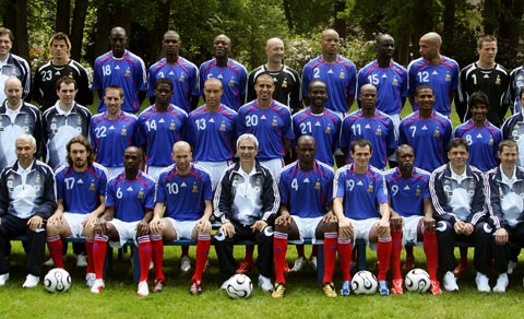 图文-法国队积极备战德国世界杯 赛前全家福留